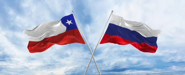 구름낀 하늘에서 칠레와 러시아 국기가 바람에 흔들렸다 관계를 상징하고 대화를 — 스톡 사진