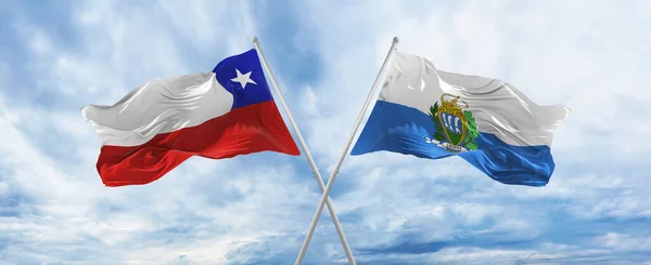 Křižovaly Státní Vlajky Chile San Marina Vlnící Větru Zamračené Obloze — Stock fotografie