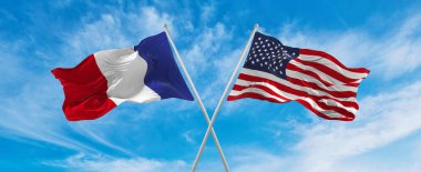 Fransa ve Amerika Birleşik Devletleri bayraklarını aştı bulutlu gökyüzünde rüzgarda dalgalanan bayrak. İlişkiyi, diyaloğu, iki ülke arasında seyahat etmeyi sembolize ediyor. Uzayı kopyala 3d illüstrasyon