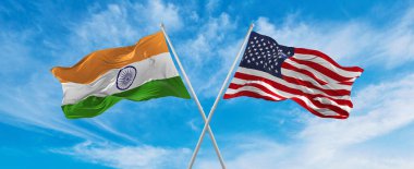 Hindistan ve Amerika Birleşik Devletleri bayraklarını aştı bulutlu gökyüzünde rüzgarda dalgalanan bayrak. İlişkiyi, diyaloğu, iki ülke arasında seyahat etmeyi sembolize ediyor. Uzayı kopyala 3d illüstrasyon