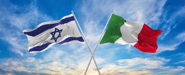 İsrail ve İtalya 'nın ulusal bayraklarını aştı bulutlu gökyüzünde rüzgarda dalgalanan bayrak. İlişkiyi, diyaloğu, iki ülke arasında seyahat etmeyi sembolize ediyor. Uzayı kopyala 3d illüstrasyon