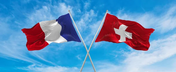 Překročil Národní Vlajky Francie Švýcarská Vlajka Vlnící Větru Zamračené Obloze — Stock fotografie