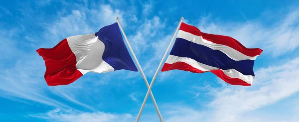 Скрестив Национальные Флаги Франции Таиланда Размахивая Ветром Облачном Небе Символизирующие — стоковое фото