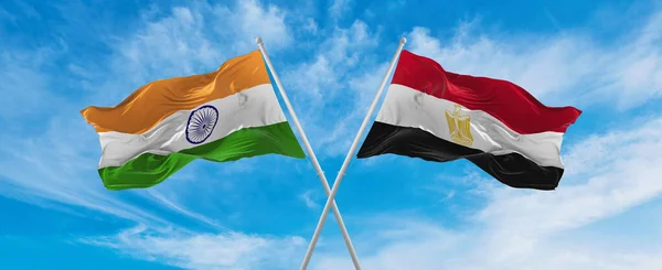 Překročil Národní Vlajky Indie Egypta Vlající Větru Zamračené Obloze Symbolizující — Stock fotografie