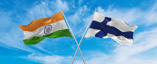 Překročil Národní Vlajky Indie Finska Vlajka Vlnící Větru Zatažené Obloze — Stock fotografie