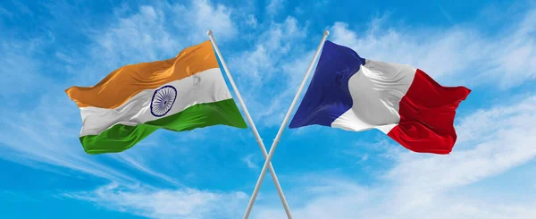 Překročil Národní Vlajky Indie Francie Vlaje Větru Zamračené Obloze Symbolizující — Stock fotografie