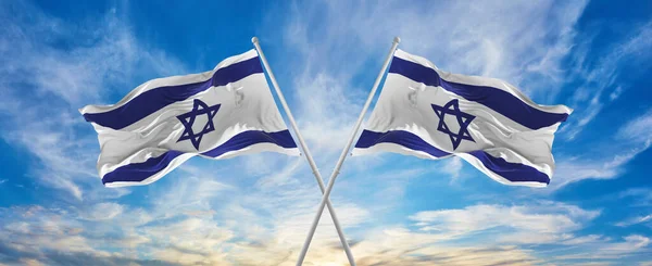 Deux Drapeaux Nationaux Croisés Israël Agitant Dans Vent Ciel Nuageux — Photo