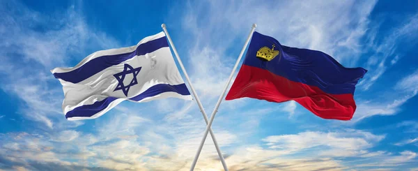 Przekroczył Flagi Narodowe Izraela Liechtensteinu Machając Wietrze Zachmurzone Niebo Symbolizuje — Zdjęcie stockowe