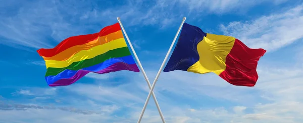 Korsade Flaggor Lgbt Och Romania Flagga Viftande Vinden Molnig Himmel — Stockfoto