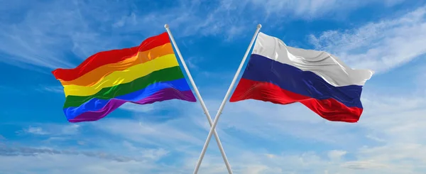 Přepluly Vlajky Igbtu Ruska Vlající Větru Zamračené Obloze Koncept Svobody — Stock fotografie