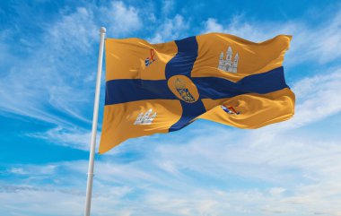 Hollanda, Beatrix 'in Oğulları' nın Standard Bayrağı. Gün batımında bulutlu gökyüzü arka planı, panoramik manzara. Hollanda seyahati ve vatanseverlik kavramı. Geniş afiş afiş için boşluk kopyala