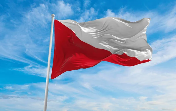 네덜란드의 위트레흐트 석양을 배경으로 하늘에 파노라마같은 네덜란드 애국자 깃발을 공간을 — 스톡 사진