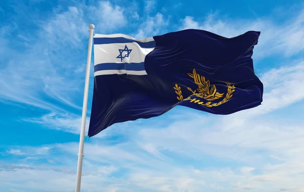 이스라엘 바다에 Idf 비서의 녘흐린 배경에 파노라마같은 이스라엘 애국자 깃발을 — 스톡 사진