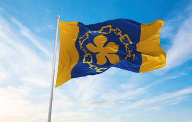 Hamilton, Kanada bayrağı, bulutlu arka planda günbatımında, panoramik manzara. Kanada seyahati ve vatanseverlik kavramı. Geniş afiş afiş için boşluk kopyala