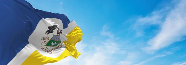 광경을 배경으로 구름낀 하늘에 캐나다 박람회의 캐나다 애국자 개념이야 깃발을 — 스톡 사진