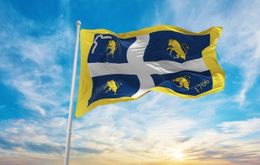 Günbatımında bulutlu bir arka planda Torino, İtalya bayrağı, panoramik manzara. İtalyan seyahati ve vatanseverlik kavramı. Geniş afiş afiş için boşluk kopyala