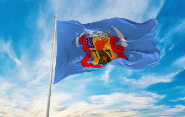 Luhansk bayrağı, Ukrayna 'nın bulutlu arka planında günbatımında, panoramik manzara. Ukrayna seyahati ve vatanseverlik kavramı. Geniş afiş afiş için boşluk kopyala