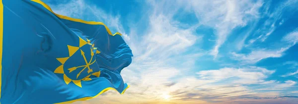 Vlajka Khmelnytskyi Ukrajina Oblačném Pozadí Oblohy Při Západu Slunce Panoramatický — Stock fotografie