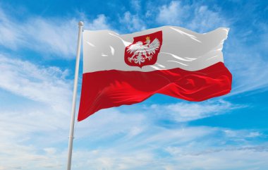 Armalı bayrak, günbatımında bulutlu gökyüzü arka planında Polonya, panoramik manzara. Polonya seyahati ve vatanseverlik kavramı. Geniş afiş afiş için boşluk kopyala. 3d illüstrasyon