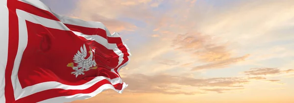 Vlag Van Maarschalk Polen Bij Bewolkte Hemel Achtergrond Bij Zonsondergang — Stockfoto