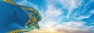 Lviv bayrağı, Ukrayna 'nın bulutlu arka planında, günbatımında, panoramik manzara. Ukrayna seyahati ve vatanseverlik kavramı. Geniş afiş afiş için boşluk kopyala