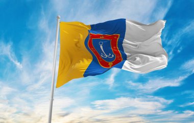 Odesa bölgesinin bayrağı, Ukrayna 'nın bulutlu arka planında günbatımında, panoramik manzara. Ukrayna seyahati ve vatanseverlik kavramı. Geniş afiş afiş için boşluk kopyala