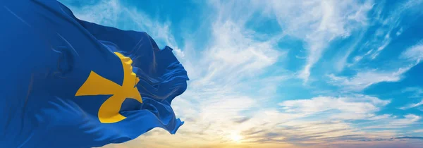 우크라이나 폴타바 지역의 푸르른 곳에서 파노라마처럼 펼쳐진 우크라이나 애국자 깃발을 — 스톡 사진