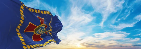乌克兰国民警卫队总司令的旗帜在日落的云天背景下 全景尽收眼底 乌克兰爱国者的概念 为宽横幅复制空间 3D说明 — 图库照片