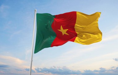 Gün batımında bulutlu arka planda kamerun resmi bayrağı, panoramik manzara. Vatansever ve seyahat kavramı. Geniş afiş afiş için boşluk kopyala. 3d illüstrasyon