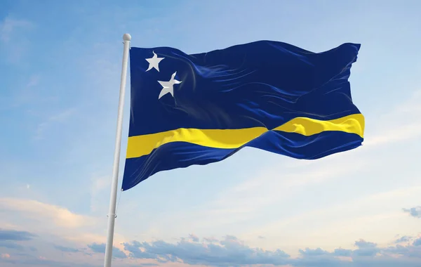 Oficiální Vlajka Curacaa Oblačném Pozadí Oblohy Při Západu Slunce Panoramatický — Stock fotografie