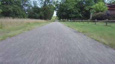 Fransa 'nın güneybatısında, Fransa' nın Landes Ormanı yakınlarındaki Yeni Akitanya bölgesinde Gironde Bölgesi 'nde bulunan bir kasaba olan Uzeste yakınlarındaki bisiklet yolu..