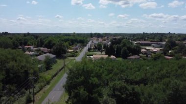 Saint Symphorien Fransa 'nın güneybatısında, Fransa' nın Landes Ormanı yakınlarındaki Nouvelle-Aquitaine bölgesinde Gironde bölgesinde bulunan bir kasabadır..