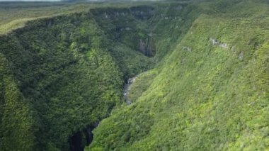 Reunion Adası 'nda Trou de Fer uçurumu