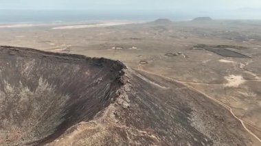 İspanya 'daki Kanarya Adaları' ndaki Fuerteventura volkanının insansız hava aracı görüntüsü