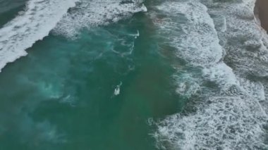 İnsansız hava aracı ile Fuerteventura adasındaki Cofete sahilinde köpüren dalgalar