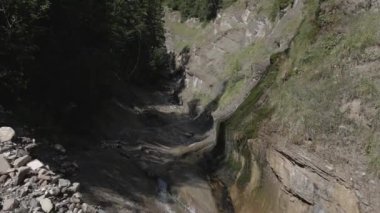 Obwalden Kantonu 'nun dağlarındaki geçitler ve dereler insansız hava aracı tarafından.