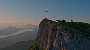 Fransız Alplerinde Nivolet Haçı 'nın insansız hava aracı görüntüsü