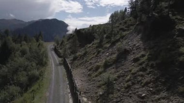İsviçre Alplerindeki dağ yolu İHA 'lar tarafından filme alınmıştır.