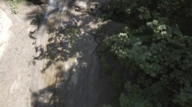 İHA 'dan görünen İsviçre Alplerinde küçük bir dere