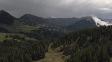 İsviçre 'de Obwalden kantonundaki bir vadinin insansız hava aracı görüntüsü.