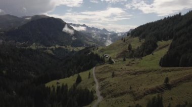 İsviçre 'de Obwalden kantonundaki bir vadinin gökyüzü manzarası