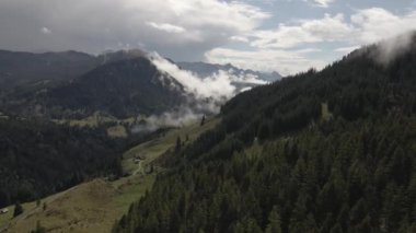 İsviçre 'deki Obwalden Kantonu Vadisi gökyüzünden görünüyor.