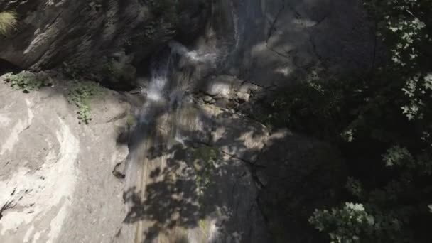 Небольшой Водопад Текущий Вниз Скале Швейцарских Альпах Снятый Дроном — стоковое видео