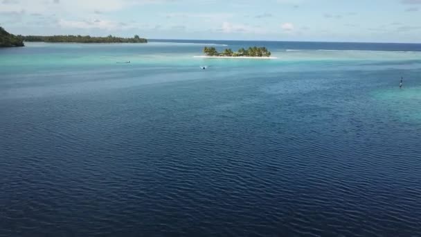 Huahine Motu和船夫无人机视图 — 图库视频影像