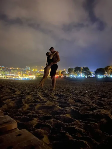 Geceleri birbirine aşık bir çiftin kucaklamaları