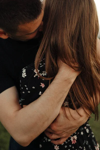 Birbirini seven insanları kucaklamak