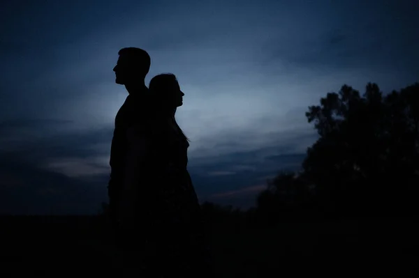 Geceleri aşık bir çift. Sırt sırta