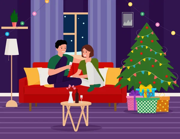 Heureux homme et femme assis à côté du sapin de Noël, tenant une tasse de vin. Intérieur de Noël confortable. Présents sous l'arbre. — Image vectorielle