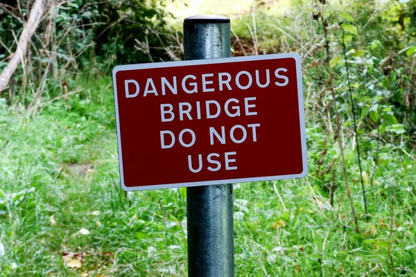 危険な橋森林の場所で標識を使用しないでください — ストック写真