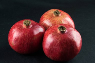 Baize kaplı bir masanın üstünde nar.